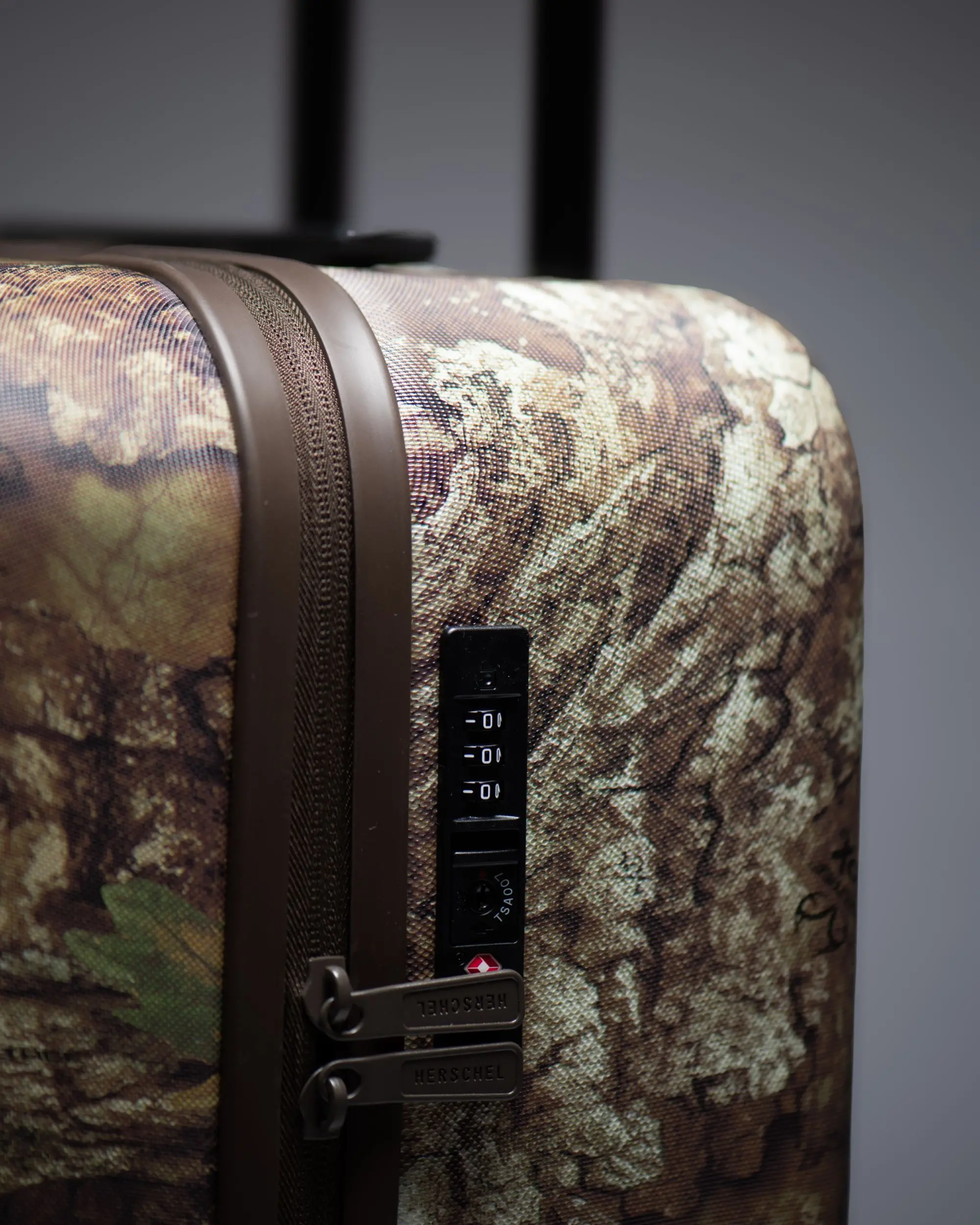 Realtree Herschel Heritage Large Luggage - Image 9